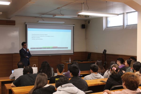 HENUA TECHNOLOGIES dicta charla para cierre de año de la Escuela de Comercio de la PUCV